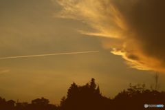大きな雲に突き刺さる飛行機雲 大きな雲に突き刺さる飛行機雲