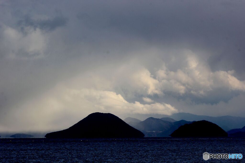 ある日の雲と島のシルエット
