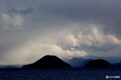ある日の雲と島のシルエット