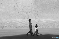 ブハラ　城壁のそばを歩く母子