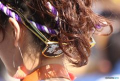 秋祭りにて　飾りグラスの女性