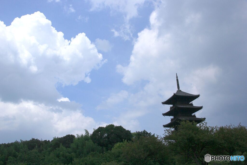 夏雲と塔