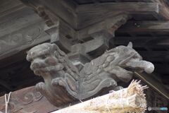 拝殿右手の木鼻の彫刻