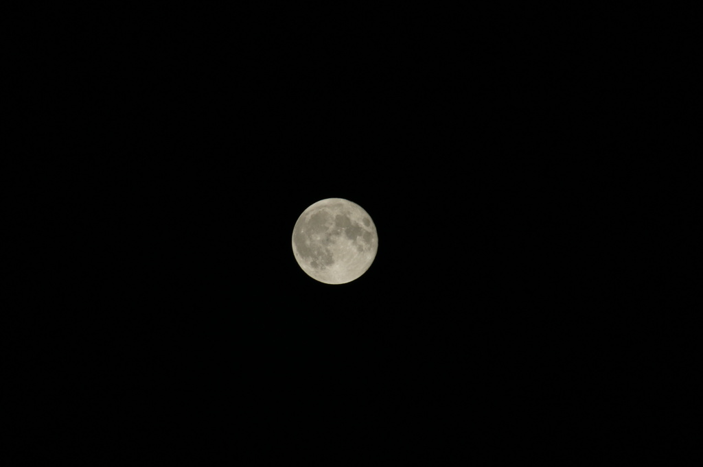 闇に浮かぶsuper moon
