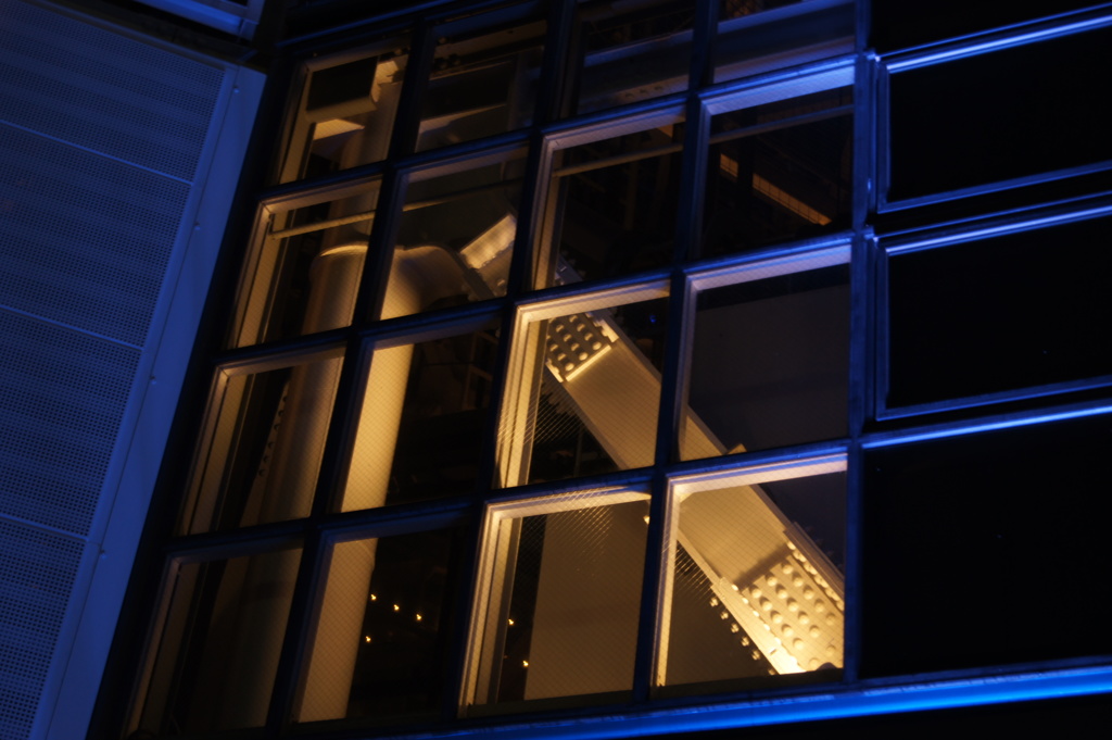 浮かび上がる白