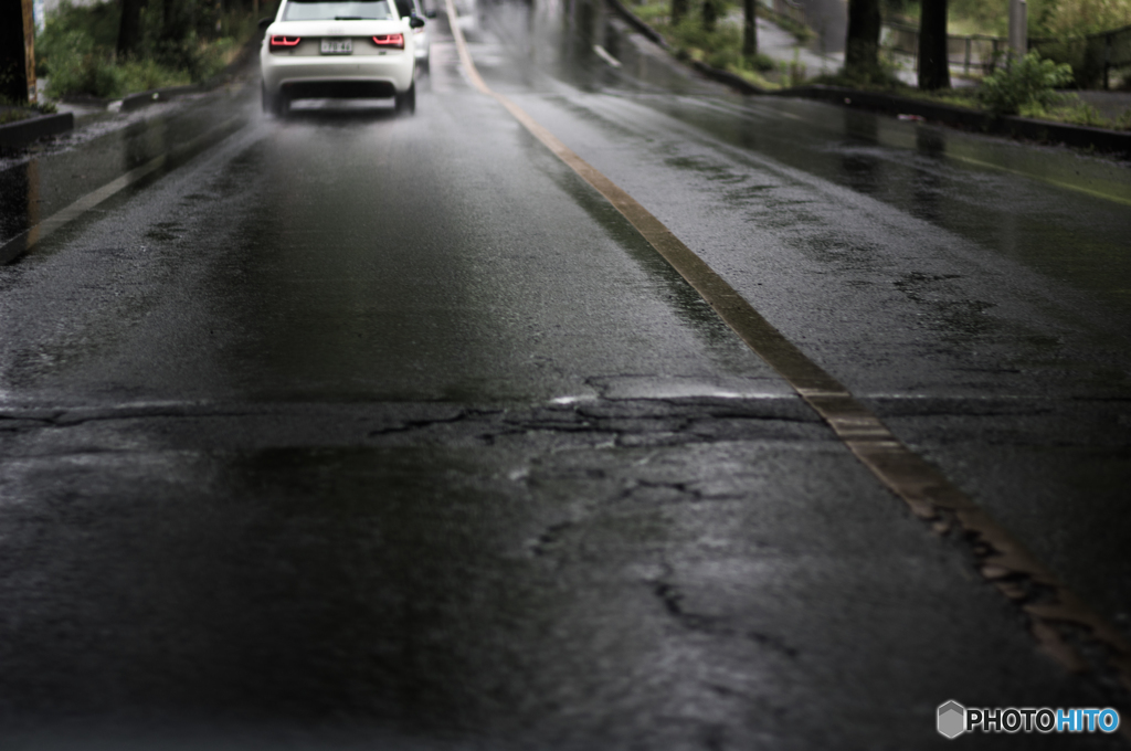 雨上がりの道路