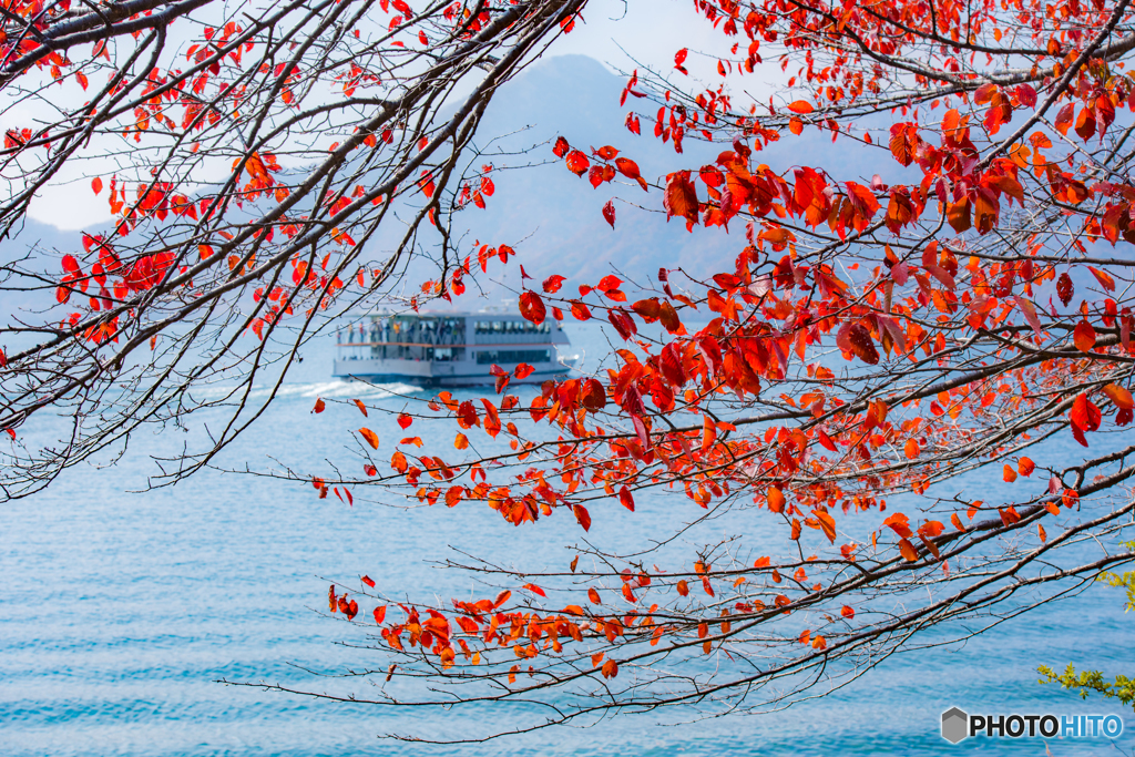 中禅寺湖と紅葉