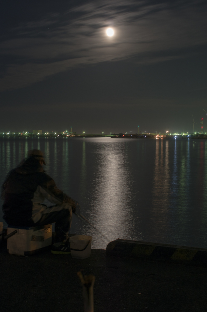 夜釣人と月光