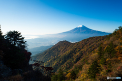 朝陽に照らされる富士山と紅葉