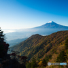 朝陽に照らされる富士山と紅葉