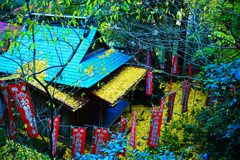 幽玄な佐助稲荷神社と散り黄葉