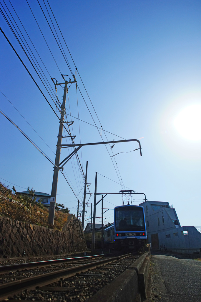 静かに春の海岸線を後にする江ノ電