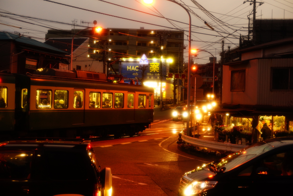 夕暮れの路面を行く江ノ電