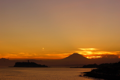 裾野に沈んだ夕陽…シルエット富士現る DSC09522