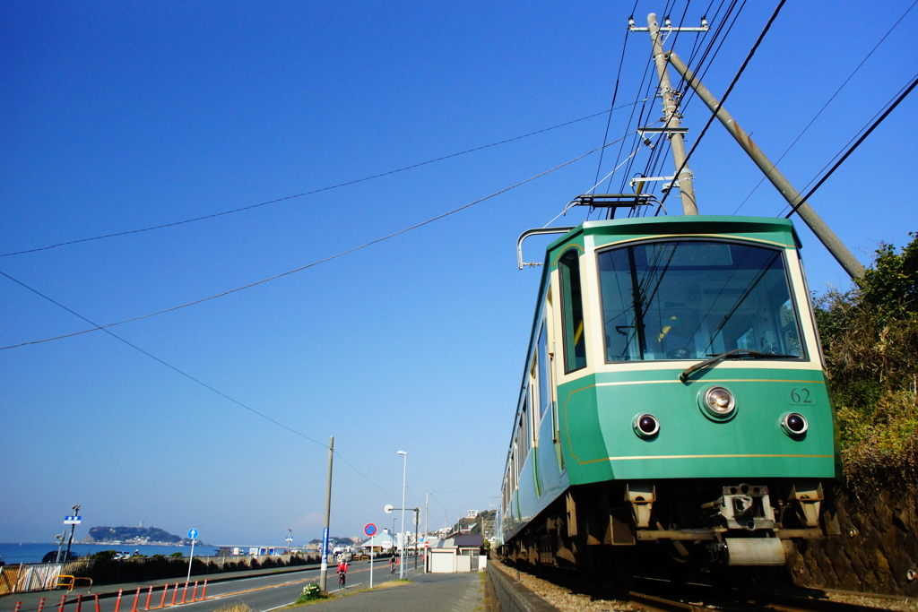 束の間の海岸線とここでサヨナラする江ノ電