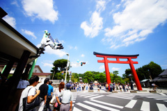 青い空と白・黒・赤 ①