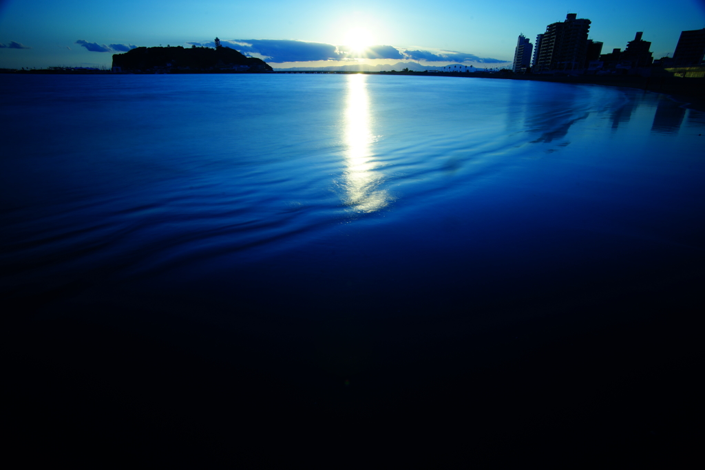 コバルトブルーの海に夕陽のスポットライト