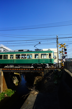 春の朝 小さな橋を渡る江ノ電