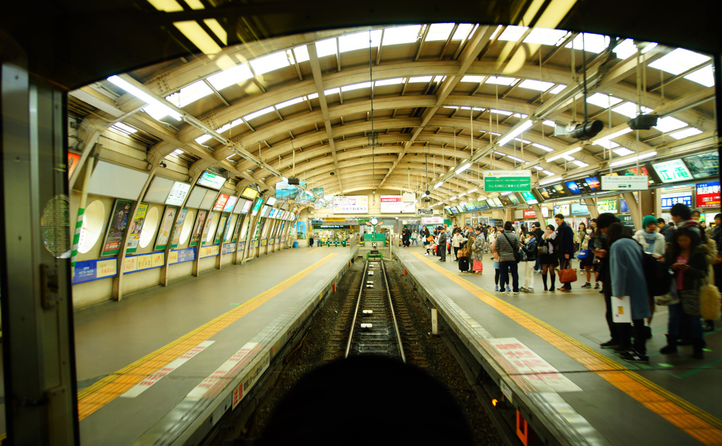 黄泉へ向かう人達の待つ現世に到着