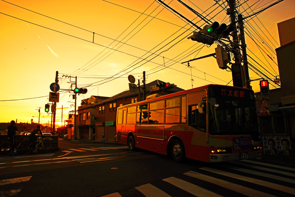 オレンジバスが夕陽に染められて