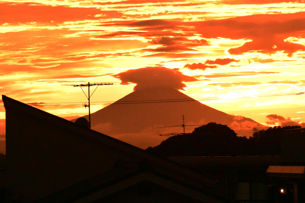 神々しい夕焼け空と富士 ①