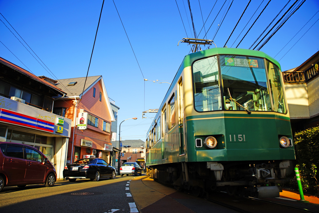 信号待ちの車に見送られて