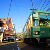信号待ちの車に見送られて