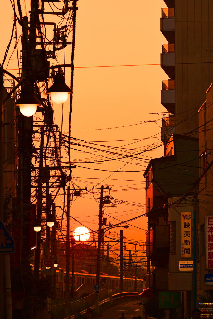 町を朝陽が染めていく ①