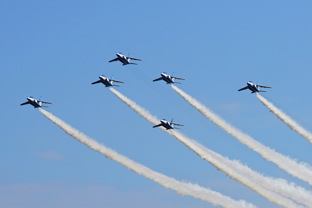 大空を美しいフォーメーションで...