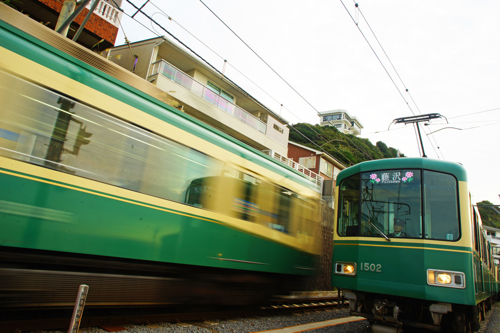 いつものあの場所で待ち合わせ…遅れて来る君を横目に