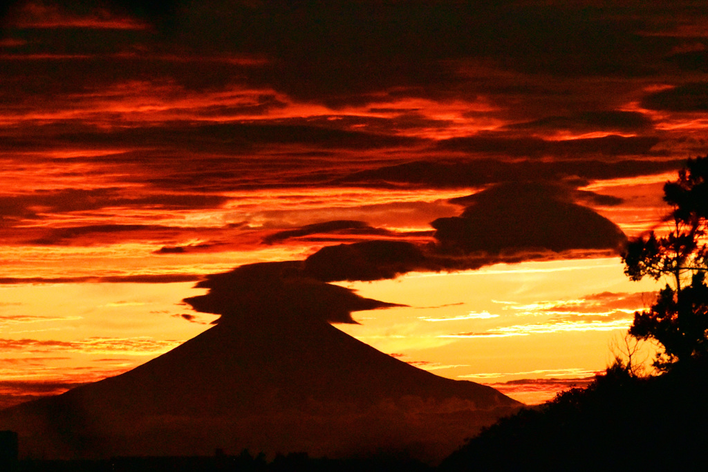 神々しい夕焼け空と富士 ⑤