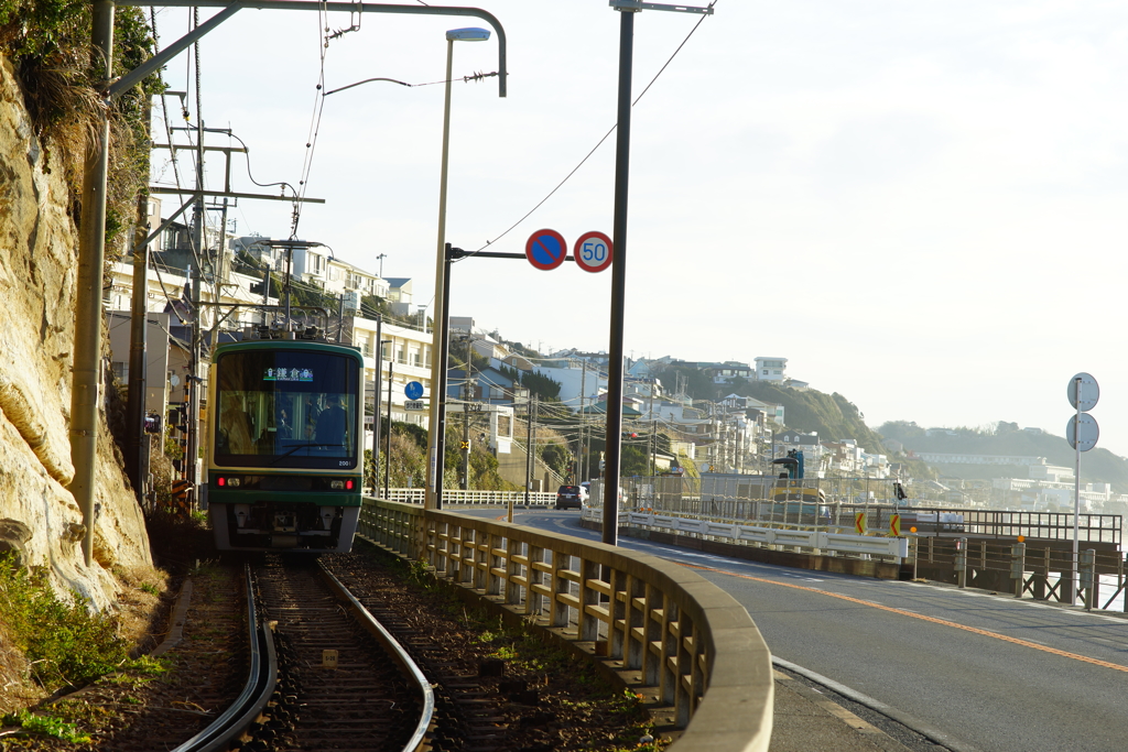 R134に沿って走る2000系江ノ電 ②