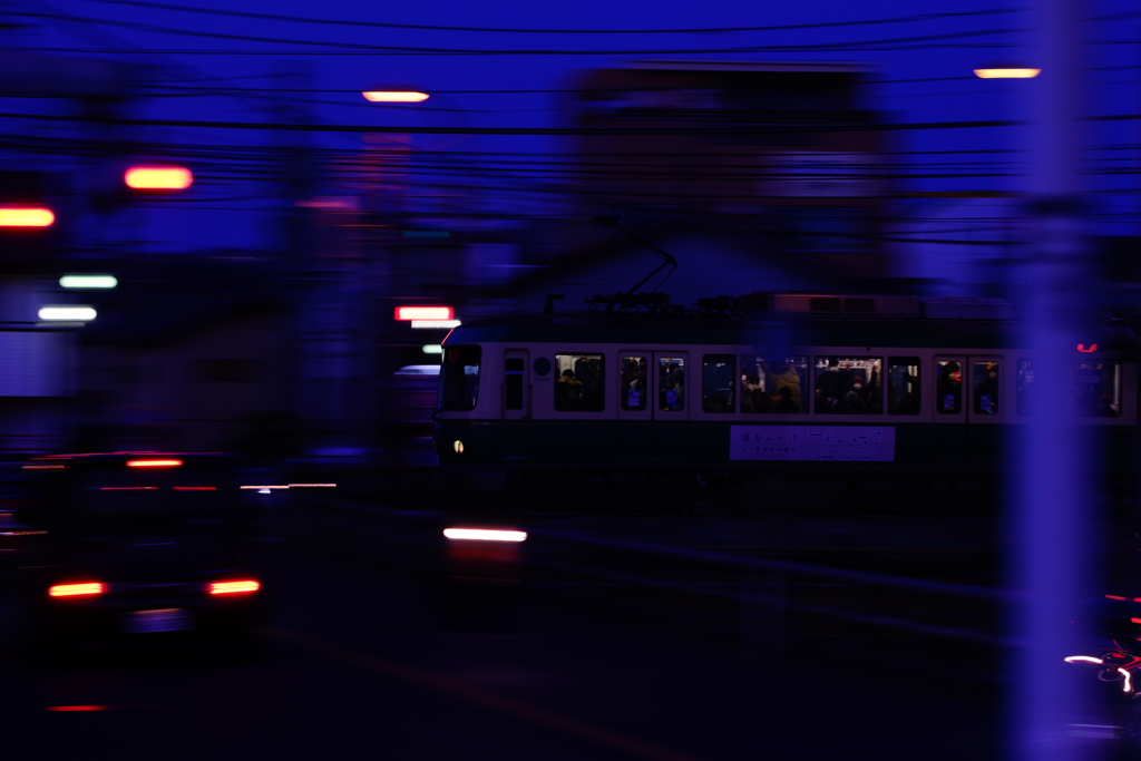 トワイライトの街並みを走り行く