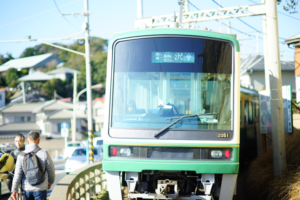 R134に沿って走る2000系江ノ電 ③
