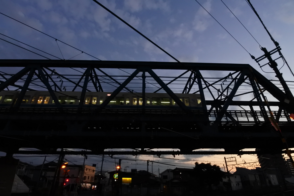 夕暮れの鉄橋を見上げて
