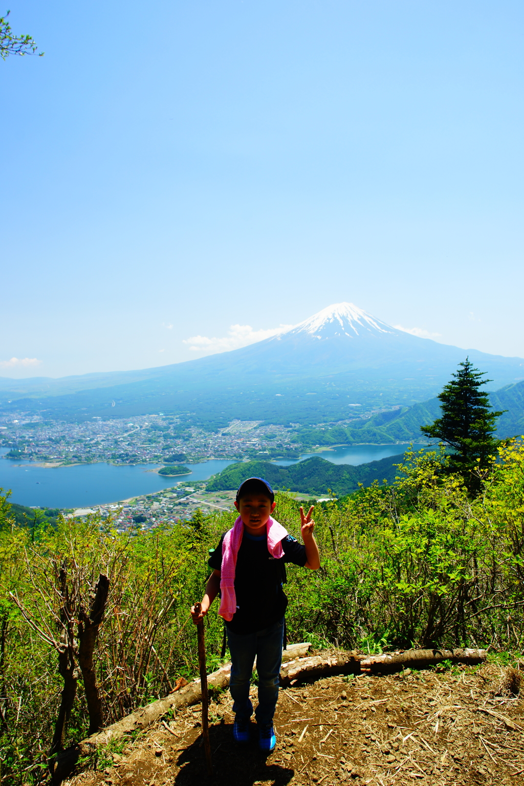 新道峠の絶景を小さなハイカーと記念撮影
