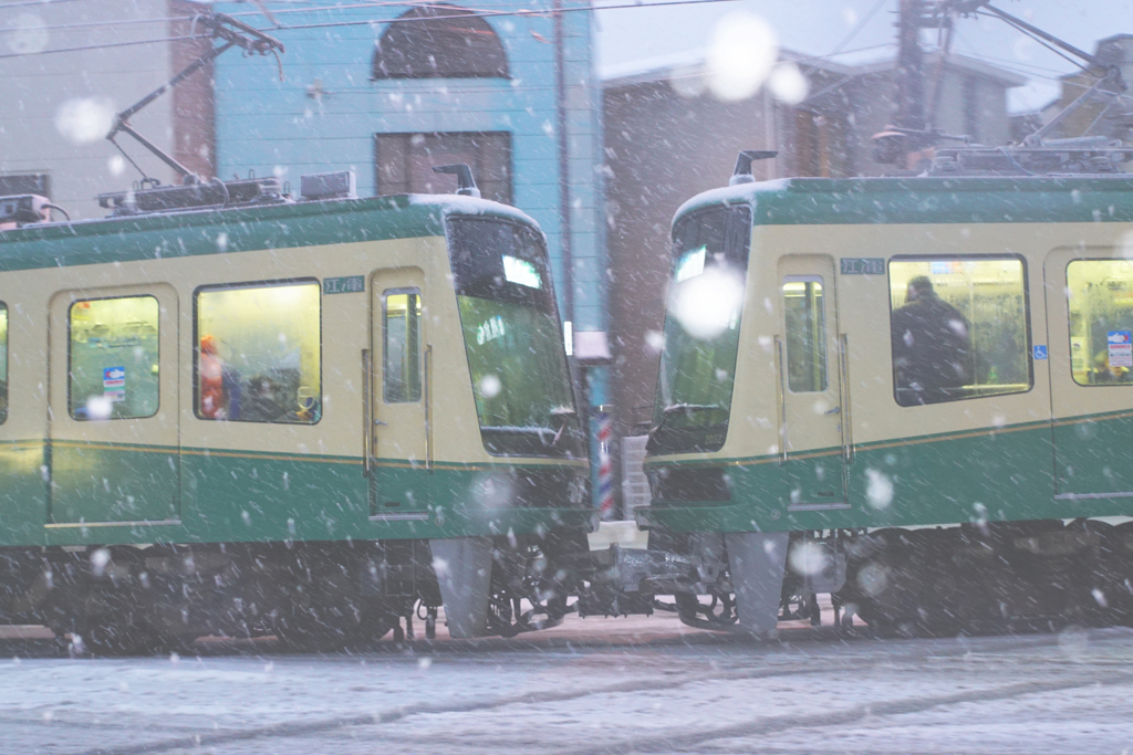 吹雪の中を手をつないで…