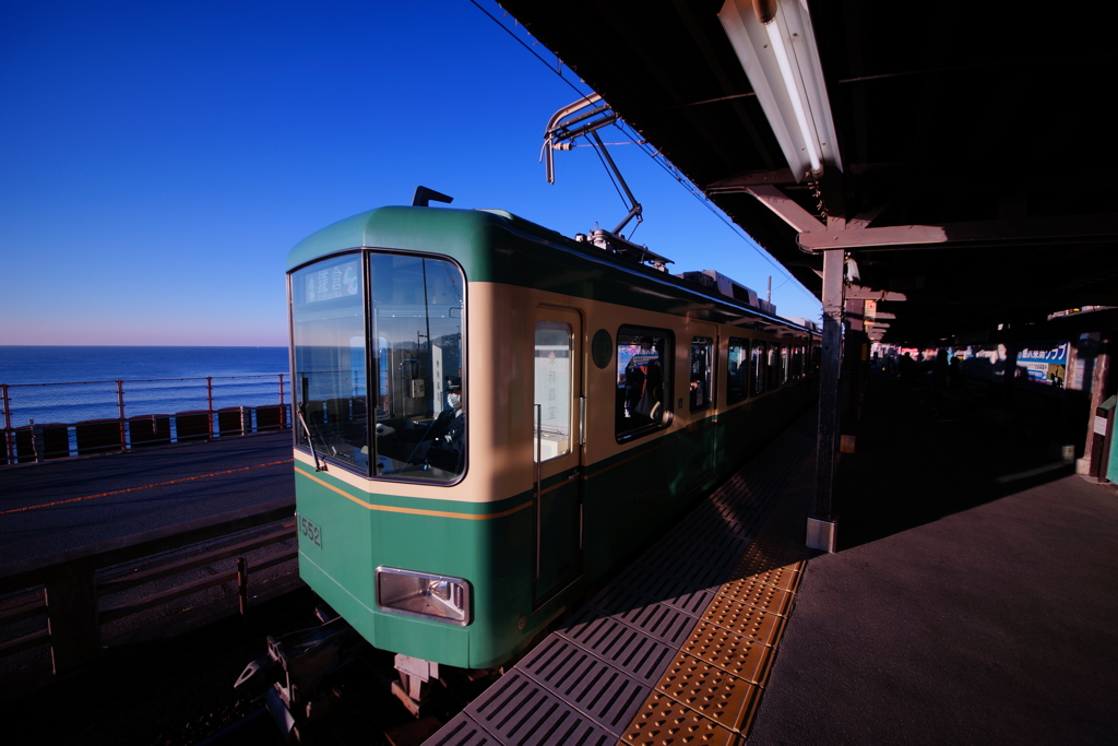 ブルーの空と海を横目にしながら出発進行