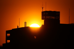 沈みゆく春の夕陽とシルエット