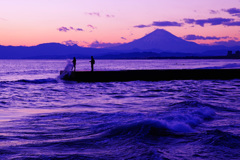 夕暮れの釣り人