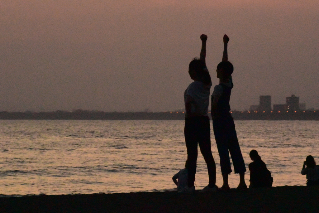 二人の自撮りパフォーマンス～夕暮れのシルエット～　DSC_2864