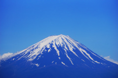 青と白の景観～両脇に雲を従えた日本の横綱～