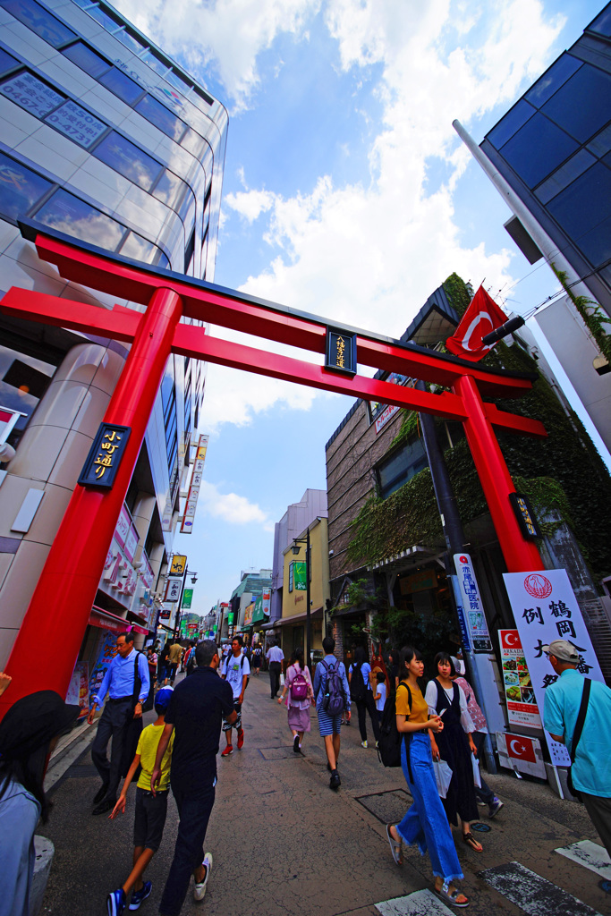 青い空と白・黒・赤 ⑤