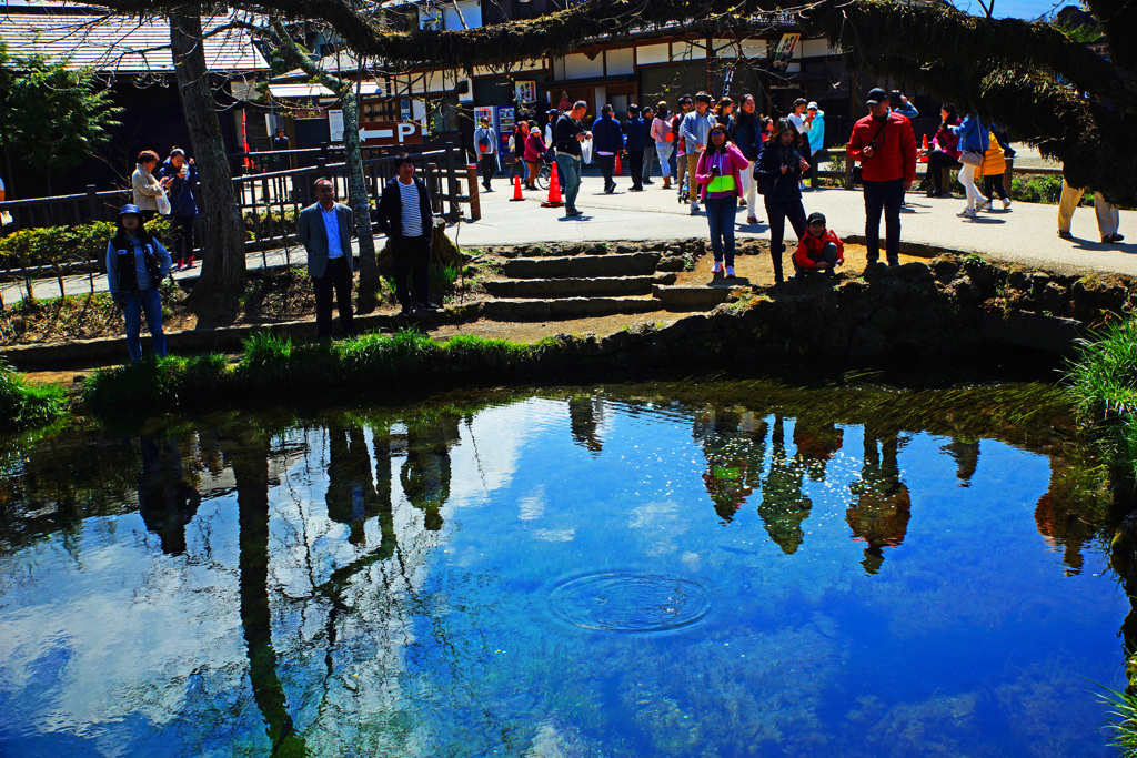 忍野村を訪ねて...湧池に映り込むpeopleと青空