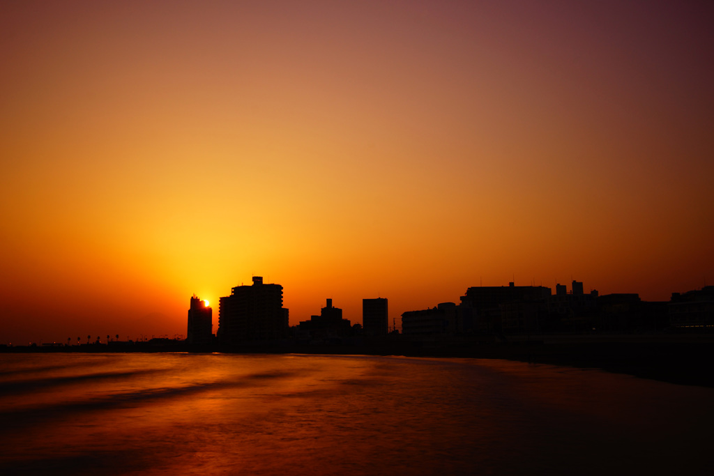 去りゆく春の夕陽...富士のシルエットと共に