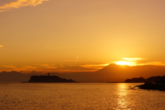 裾野に沈む夕陽…シルエット富士現る DSC09455