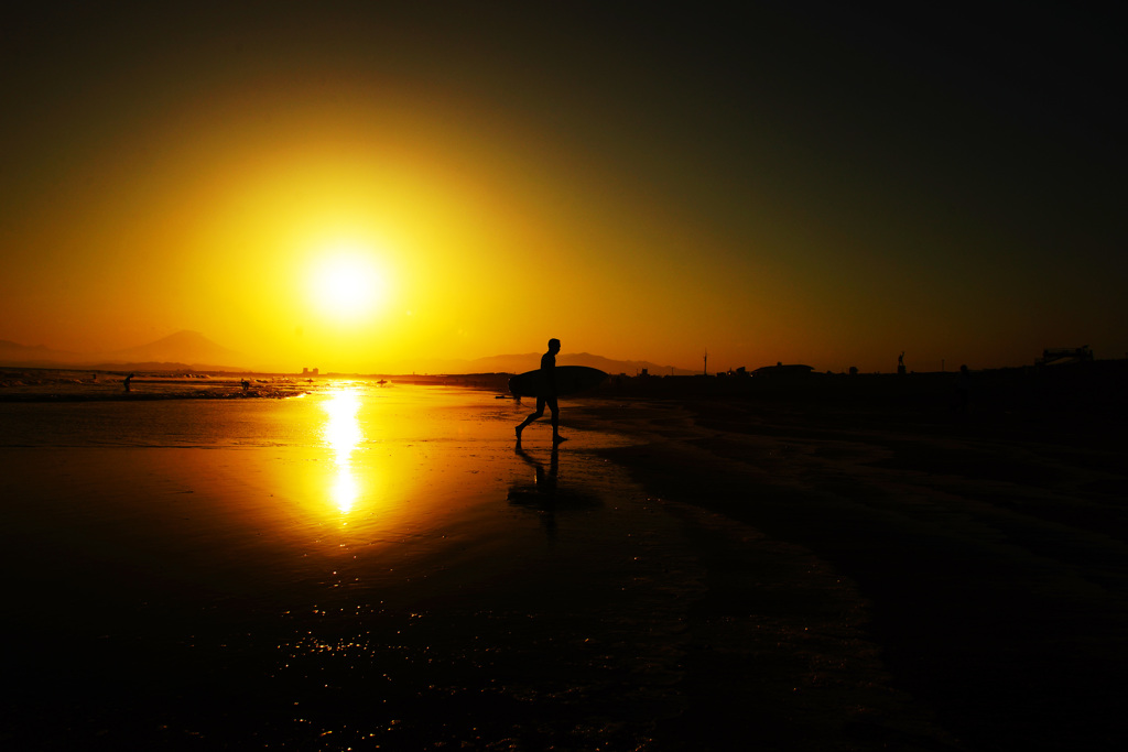 渚を照らす夕陽の輝き