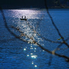 湖面の煌きと釣り人達のシルエット