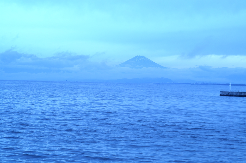 雨上がり 雲の切れ間の富士山 6/3　PICT2675