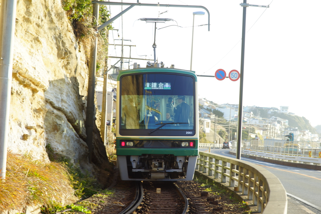 R134に沿って走る2000系江ノ電 ①